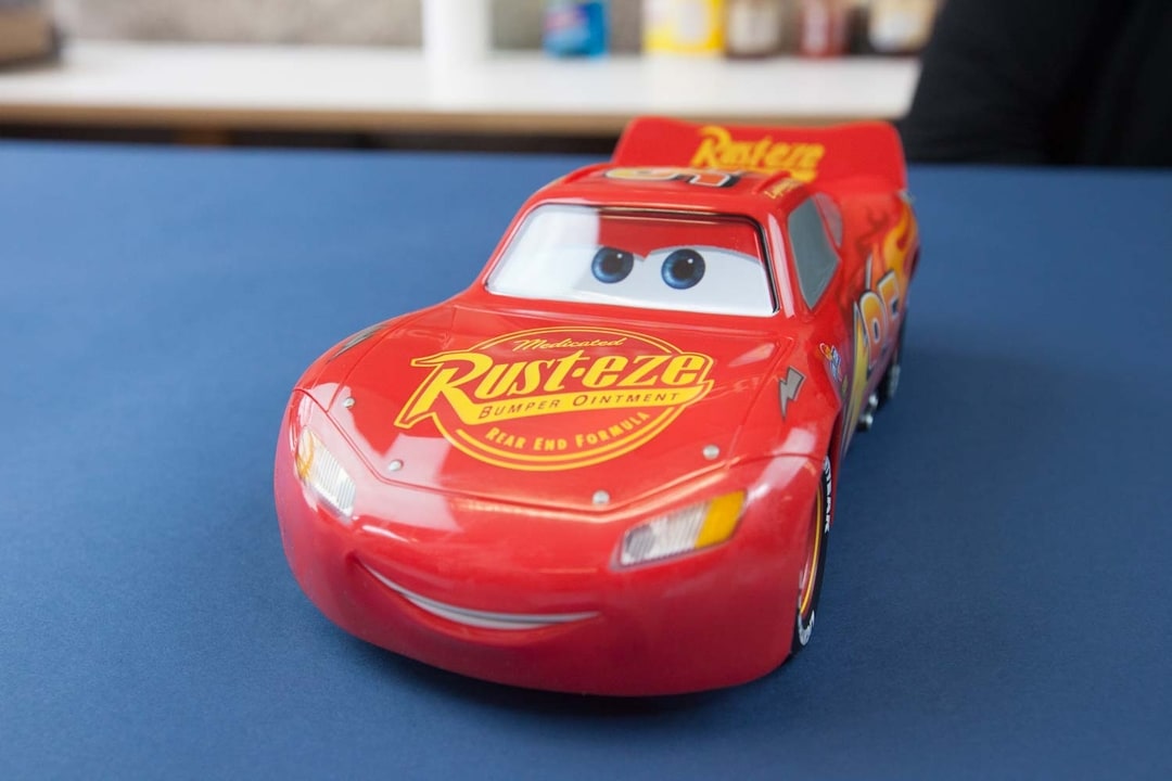 Маквин говорит. Молния Маккуин. Ultimate Lightning MCQUEEN. Машинка молния Маккуин говорящая. Маквин молния сбоку.